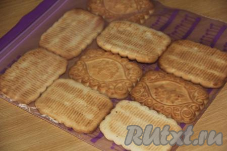 Печенье (можно взять любое печенье) выложить в пакет (можно выложить в целлофановый пакет или, как сделала я, в пакет с замком). 