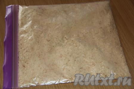 Печенье с помощью скалки измельчить в крошку.