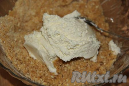 Затем добавить творожный сыр.