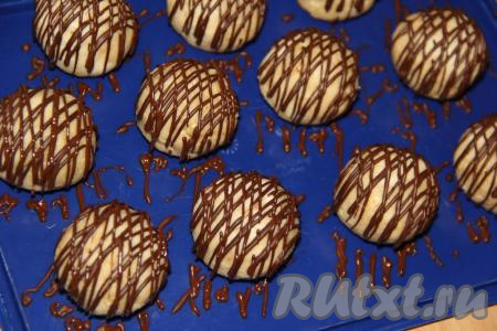 Конфеты "Ленивый чизкейк" достать из морозилки, сделать на их поверхности растопленным шоколадом декоративную решётку (или просто полить шоколадом). Дать шоколаду застыть (я поставила в холодильник на 15 минут).