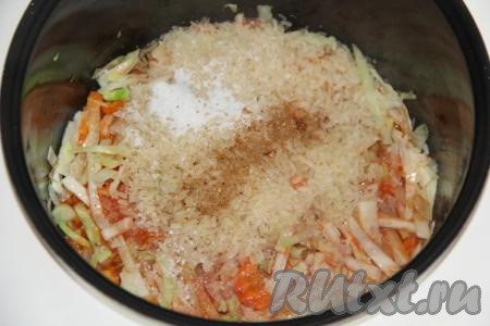 Добавить специи и соль.