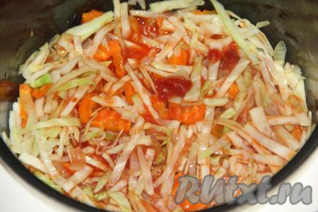 Влить томатный сок к овощам.