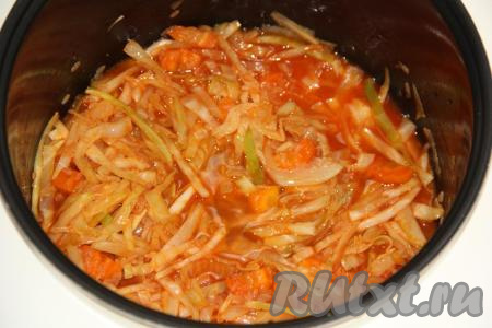 Перемешать овощи с рисом, влить воду. Закрыть крышку мультиварки и включить режим "Тушение" на 30 минут.