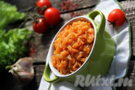 Аппетитную, сочную капусту, тушёную&nbsp;с рисом в мультиварке, подать в горячем виде в качестве самостоятельного блюда в Пост или как гарнир к мясным блюдам.