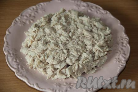 Я предварительно отварила куриную грудку и остудила в бульоне (куриное мясо варим 25-30 минут с момента закипания). Нарезать куриное филе на кусочки (или порвать на волокна). Выложить ровным слоем курицу на плоскую тарелку, слегка посолить.