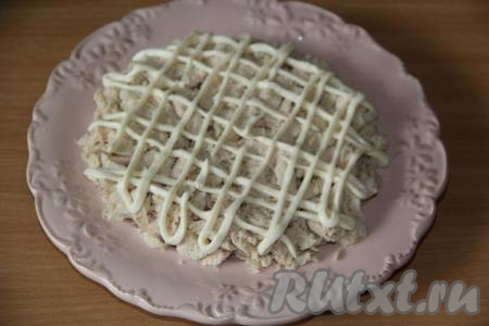 Нанести на курочку решётку из майонеза.