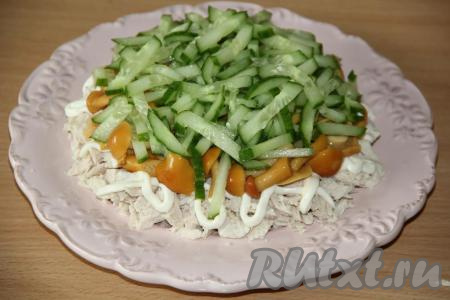 Огурец вымыть и нарезать на брусочки. Выложить огурчик поверх грибов.