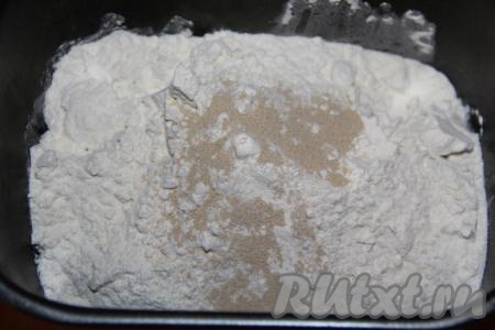 Всыпать муку и сухие дрожжи.