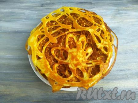 Аналогично пожарить и другие блинчики, складывая их стопкой на тарелку.