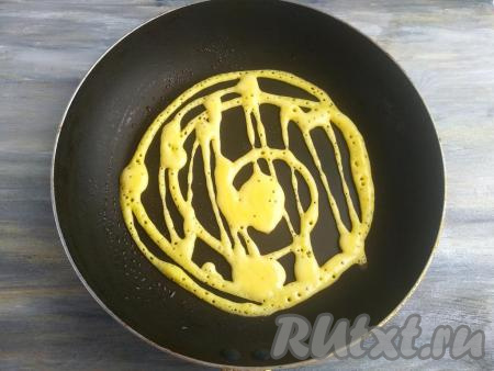 Сковороду хорошо разогреть и&nbsp;смазать немного растительным маслом, нанести тесто причудливыми узорами, выдавливая его из мешочка. Здесь можно проявить фантазию и сделать рисунок из блинного теста, который вам по душе. Нанести&nbsp;сначала замкнутый&nbsp;наружный контур, а затем заполнять&nbsp;рисунком внутри. Выпекать блинчик до зарумянивания на среднем огне.