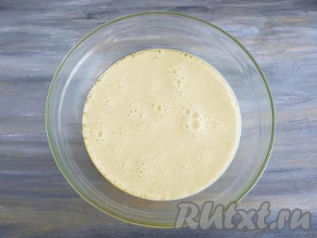 Тесто оставить на 7-10 минут при комнатной температуре. Тесто по консистенции будет напоминать жирные сливки.
