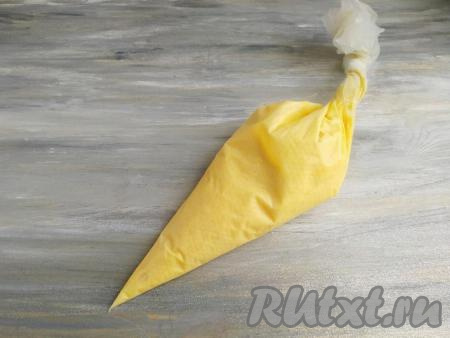 Затем перелить тесто в одноразовый кондитерский мешок. Срезать кончик на расстоянии 2-3 мм. Если нет кондитерского мешка, то можете взять пищевой целлофановый пакет или новый (не использованный) файлик для документов.