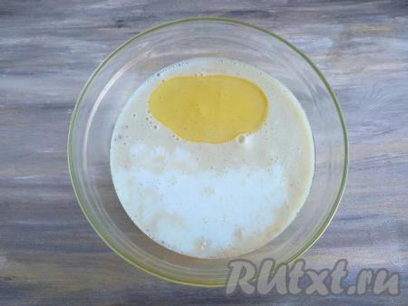 Влить растительное масло и оставшееся молоко, слегка взбить массу венчиком.