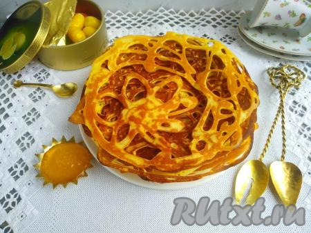 Подать блинчики к столу с молоком, чаем или кофе, дополнив мёдом, вареньем или сгущёнкой. Приготовить такие блины, замешанные на молоке, совсем несложно, а получаются они очень аппетитными. Тонкие ажурные блины смотрятся необычно, они, наверняка, приятно удивят и порадуют ваших близких.