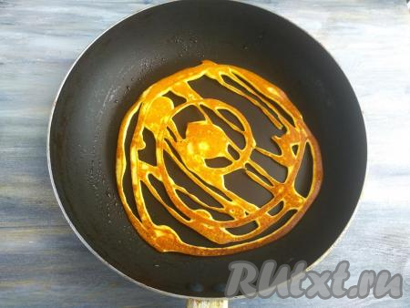 Перевернуть блин лопаткой и готовить еще, примерно, 30 секунд с другой стороны.