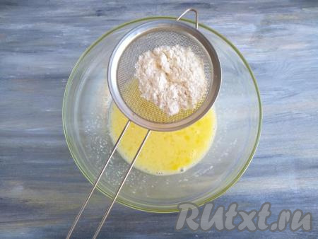 Ввести просеянную муку, перемешать до однородности блендером.