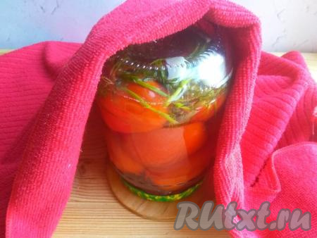 Герметично закрыть банку ошпаренной крышкой. Поставить банку с заготовкой&nbsp;на крышку, укутать полотенцем (или&nbsp;тёплым одеялом), оставить до остывания.