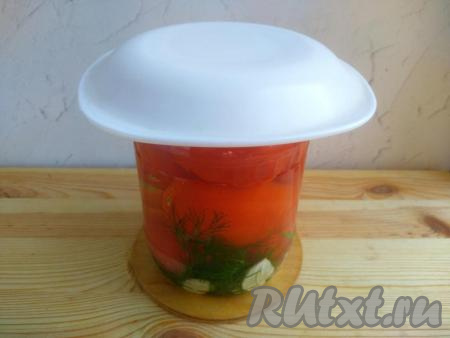 Вскипятить воду и залить банку кипящей водой до плечиков так, чтобы все помидоры оказались в воде. Накрыть банку блюдцем, пригодным для использования в СВЧ. Поставить банку с блюдцем в микроволновку на 5 минут при мощности 500-600 Вт. В моей микроволновке максимальная мощность 750 Вт, я выставила режим мощности "выше среднего", что, примерно, соответствует мощности 500-600 Вт.

Если отойти от рецептуры (стерилизовать больше банок, или банку другого объёма, или выставить другую мощность СВЧ), то время стерилизации банок придётся подбирать опытным путём. Готовность заготовки определяется появлением устойчивых пузырьков кипения или первого лопнувшего помидора. Т.е. открываем микроволновку и смотрим, закипела ли вода.