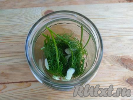 Подготовленный чеснок выложить в банку.