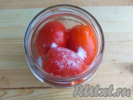 Всыпать в банку к помидорам&nbsp;соль, сахар.