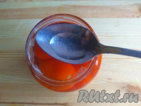 Аккуратно, с помощью полотенца, достать заготовку (очень горячо). Влить уксус.