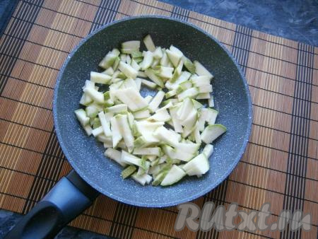 Кабачок для приготовления рагу лучше брать с тонкой кожицей и мелкими семенами (если же кожица у кабачка жестковата, тогда её лучше срезать, крупные семечки тоже желательно удалить). Кабачок нарезать небольшими кусочками и поместить его в сковороду, влить растительное масло.