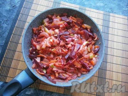 Влить 50-60 мл горячей воды, прикрыть сковороду крышкой и на слабом огне протушить овощное рагу с кабачками и свеклой 10-15 минут.