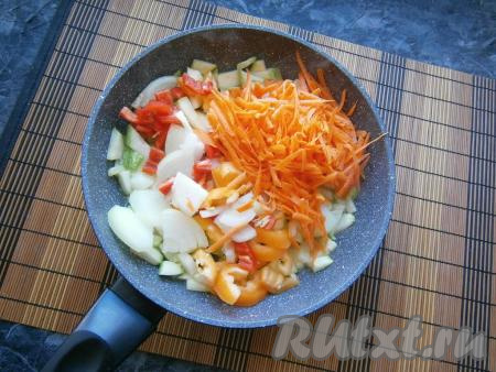 Обжарить кабачок на среднем огне, помешивая, 3-4 минуты. Почистить лук, морковь и отваренную (или запечённую) свеклу, из болгарского перца удалить семенную коробку и плодоножку. К обжаренному кабачку добавить натёртую морковь, нарезанные кусочками репчатый лук и сладкий болгарский перец.