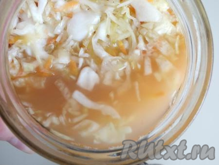 В общей сложности у вас может затратиться до 5 дней. Сигналом окончания брожения и готовности квашеных помидоров с капустой послужит выраженный приятный кисловатый запах. Рассол заметно осядет вниз и у него будет ядрёный вкус. Готовую закуску прикройте капроновой крышкой и уберите в холодильник на хранение.