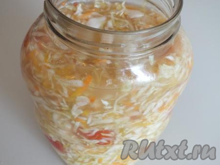 К началу третьих суток&nbsp;рассол начнет заметно мутнеть, местами пузыриться. В этом случае нужно палочкой (или тонким ножом) в нескольких местах проткнуть содержимое банки, стараясь достать до дна (старайтесь протыкать в тех местах, где нет помидоров, чтобы не повредить их целостность) - тут главное дать выйти излишкам газа, которые формируются при брожении.