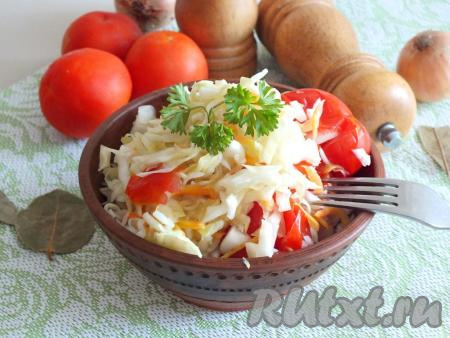 Если вы любите разносолы, то этот рецепт непременно вам понравится. Сочная, хрустящая капустка с&nbsp;квашеными помидорами станут отличным дополнением&nbsp;ко многим блюдам. Берите рецепт на заметку!