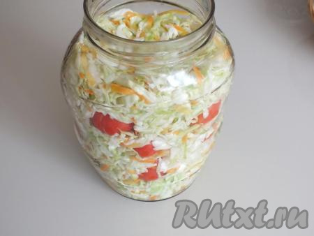 Подобным образом заполните банку до верха, чередуя слои капусты с помидорами. Важно, чтобы верхний слой был капустный!