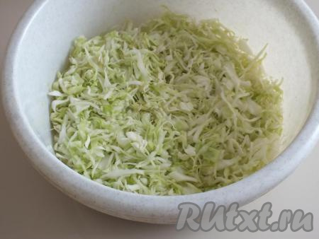 Возьмите объёмную миску, переложите в неё капусту, чередуя с морковью. Добавьте 0,25 столовой ложки&nbsp;соли и перемешайте (сильно перетирать и жать не нужно). Отставьте капусту в сторону.