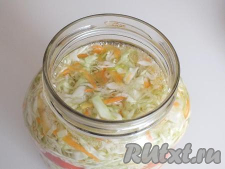 Залейте содержимое банки охлаждённым рассолом. Он должен покрыть полностью капусту и даже может слегка выступать над ней.