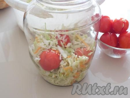 Возьмите банку объёмом 1,8 или 2 литра, вымойте. Стерилизовать не нужно. На дно бросьте 2 крупные горсти капусты с морковью. На капусту на расстоянии друг от друга выложите 3-4 помидора.