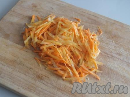 Морковь вымойте, очистите и натрите на крупной тёрке.