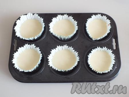 Сверху разлейте остатки теста. Формы должны быть заполнены на 2/3 объёма. Поставьте формочки на 20-25 минут в духовку, разогретую до 180 градусов. Учитывайте особенности своей духовки.