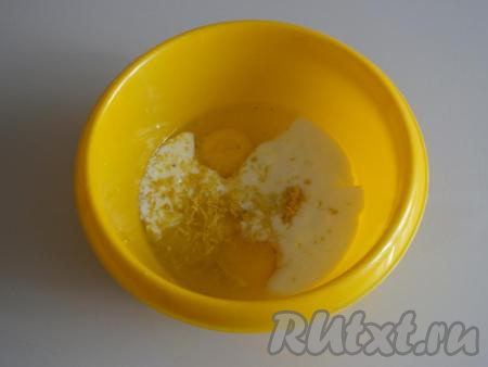 В отдельной миске смешайте молоко, растопленное остывшее масло,&nbsp;яйца и цедру, снятую с половинки лимона.