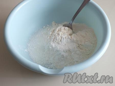 В миске смешайте сыпучие ингредиенты: муку, ванилин, сахар, соль и разрыхлитель для теста.