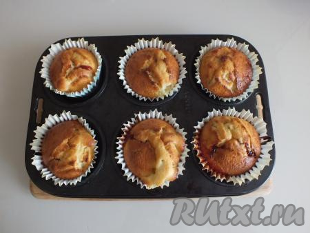 По прошествии времени проверьте кексы с джемом на готовность деревянной шпажкой (шпажка останется сухой при прокалывании готовых кексов). Переложите кексы в вазочку и охладите.