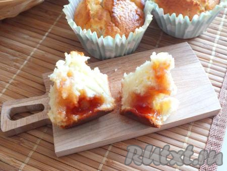 Готовые кексы легко отстают от бумажных формочек, имеют пушистую структуру и получаются аппетитными и очень вкусными. Такая выпечка в сочетании с чашечкой ароматного чая станет отличным началом дня! Уверена, кексы с джемом внутри многим придутся по вкусу!