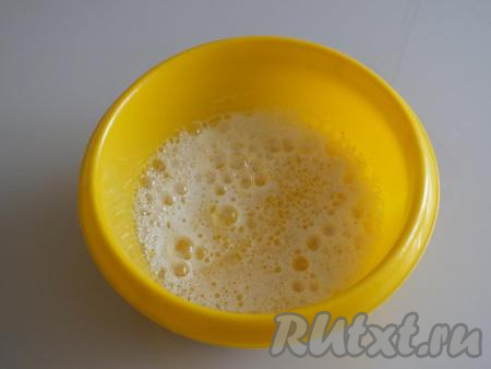 Взбейте яично-молочную смесь миксером до однородного состояния.