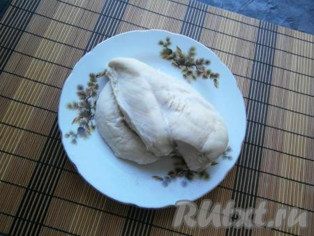 Отвариваем&nbsp;яйца вкрутую (варим&nbsp;с начала кипения воды 8-10 минут), очищаем. Куриное филе отвариваем&nbsp;в течение 35-40 минут в подсоленной воде, остужаем.