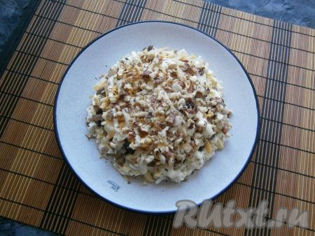 Отдельно измельчаем грецкие орехи и посыпаем ими салат сверху.