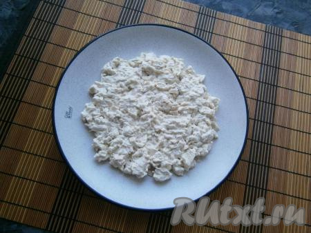 На плоскую тарелку выкладываем&nbsp;ровным слоем курицу.