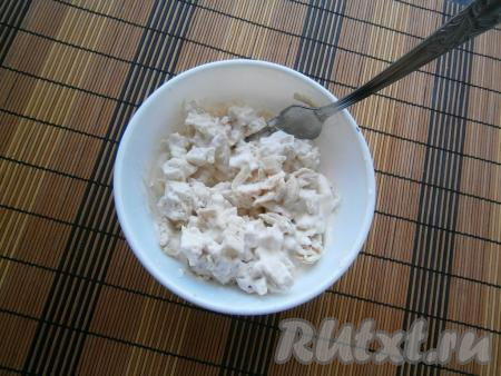 Отварное филе нарезаем&nbsp;мелкими кусочками и смешиваем&nbsp;со смесью майонеза и сметаны.