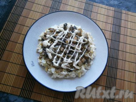 Следующий слой - остывшие жареные шампиньоны с луком. Сверху перчим и покрываем сеточкой&nbsp;из майонеза.