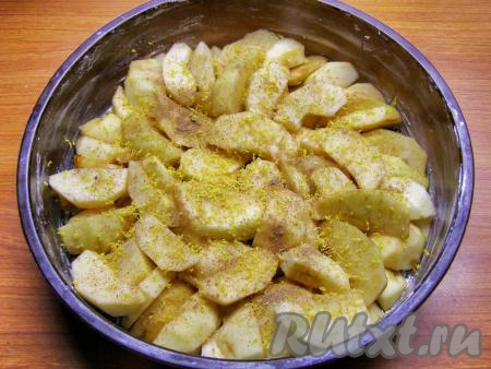 Посыпаем яблоки измельчённой лимонной цедрой и молотой корицей.