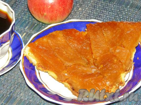 Остывший яблочный пирог накрываем большой тарелкой и переворачиваем. Ароматный, очень вкусный, нежный "Тарт Татен" готов, нарезаем его на кусочки и подаём к чаю или кофе.