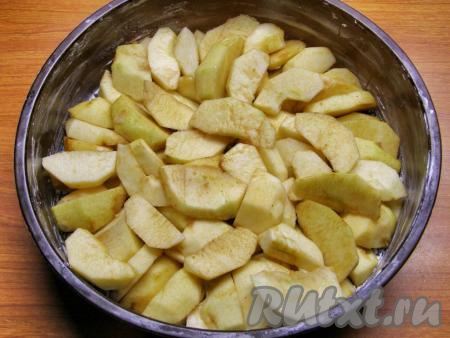 Форму для выпекания смазываем небольшим кусочком сливочного масла (или маргарина) и выкладываем в неё яблочные дольки по кругу. Советую не использовать разъёмные формы, так как они могут протекать.